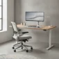 Ergonomicky nastavené kancelárske pracovisko so stoličkou, stolom a monitorom vo výške očí